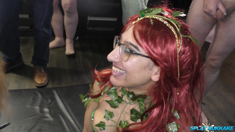Gangbang team: Le amiche cosplay Desi e Samantha condividono e sperma