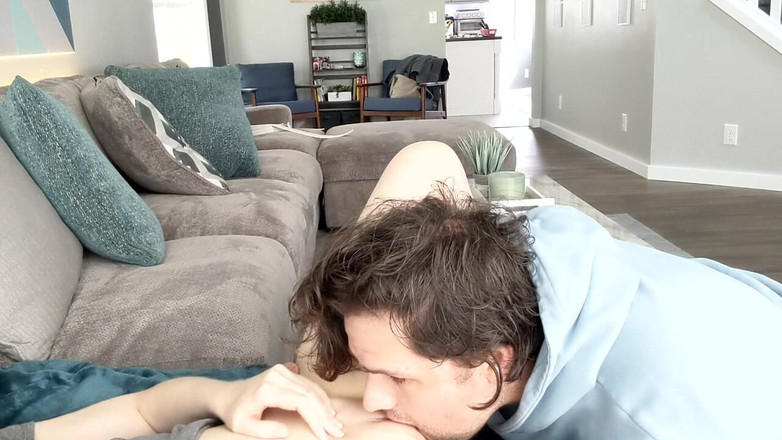 Jess and James TOYST: Секс-видео No12 - Секс На Диване В Гостиной - 3-27-2022