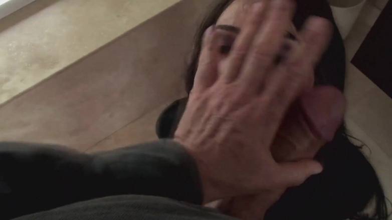 Dark Alley Orgy: Splendida ragazza bruna viene scopata analmente da un cazzo mostruoso