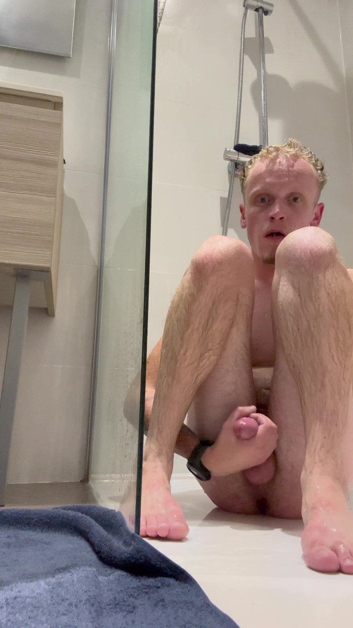 TinySimon: Francês faz o show durante seu chuveiro