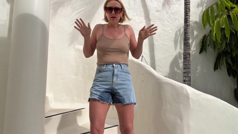 Emma Voyeur: Disperata Bagnante Pantaloncini Di Jeans Sulla Terrazza: Non Riesco Più...