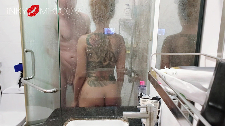 Inky Miki: Scopata in una doccia condivisa in un ostello e quasi...