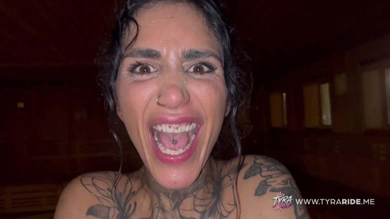 TYRARIDE: Embarazada tatuada milf drena extraño en sauna humeante de una...