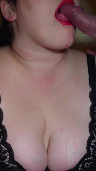 Ma Belle-mère Baise Son Énorme Bouche Puis Couvre Avec Une Énorme Éjaculation De Sperme Sur Ses Seins
