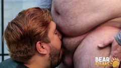 Bearfilms mollige Alezgi Cage pijpt zwaarlijvige lul Tony Marks