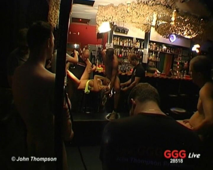 GGG John Thompson Classic Retro: Ggg - Loira gata gangbanged ao vivo no palco