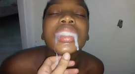 Chi ha detto che non è venire sborrata di novembre nella bocca della sexy modella ebano