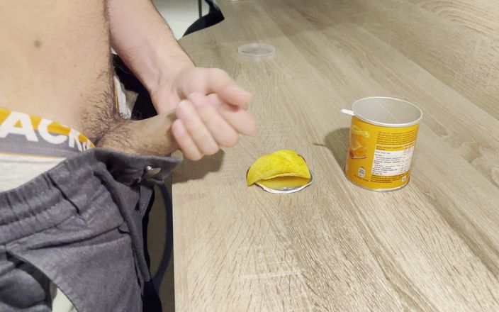 Jacob Bryde: मैं Pringles पर वीर्य निकाल रहा हूँ