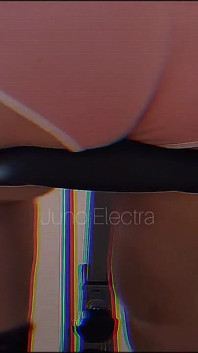 Culo gordo en pantalones cortos en bicicleta