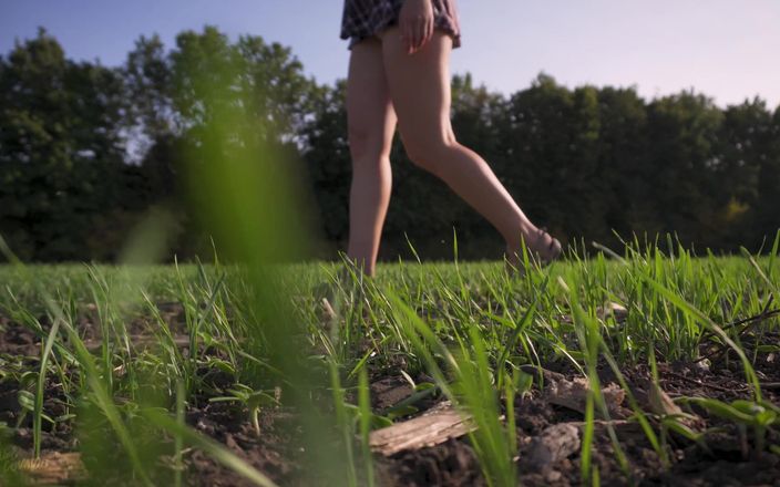 Teasecombo 4K: Fată studentă se plimbă în aer liber și își expune chiloții complet pe...