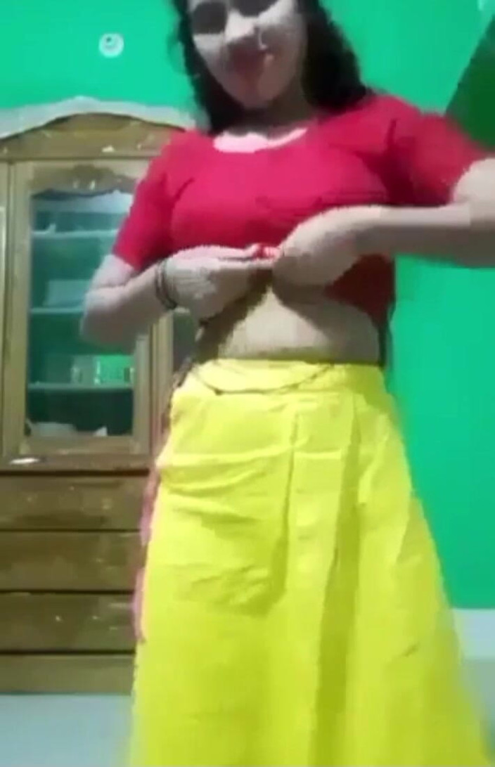 DeshiHubBuzz: desi larki saari badalti hai aur stan dikhaati hai
