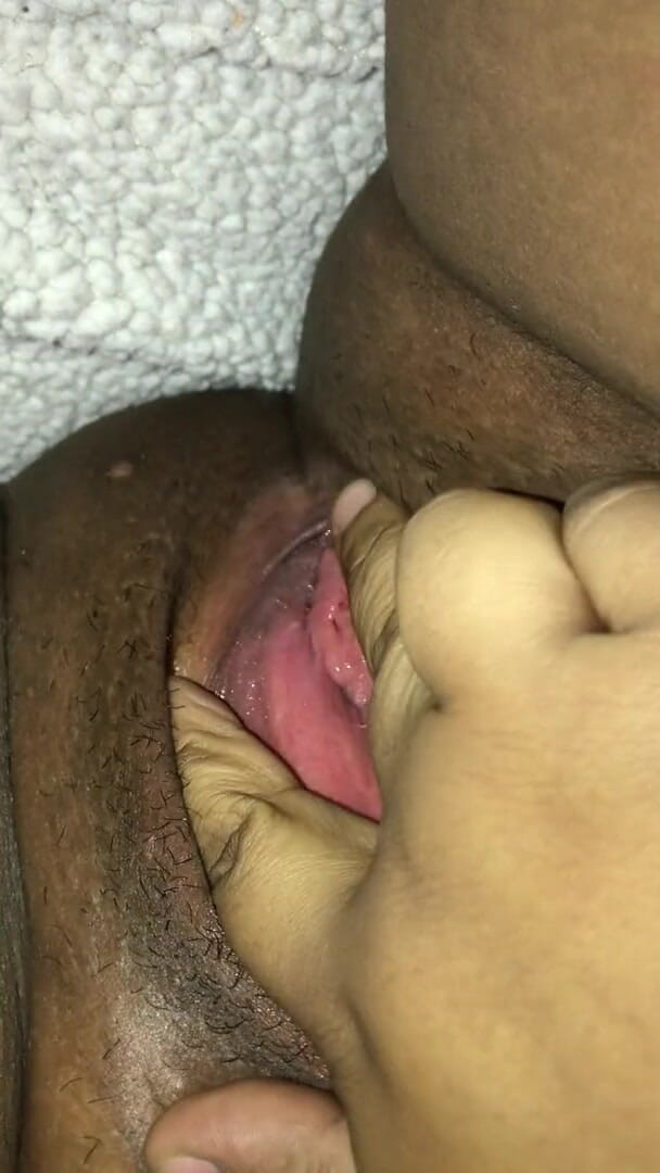 Wet pussy bby: Bby遊びとともに彼女の濡れた脂肪の商品