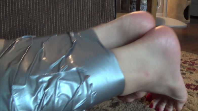 Tropical Lust: Kendra's little foot fetish