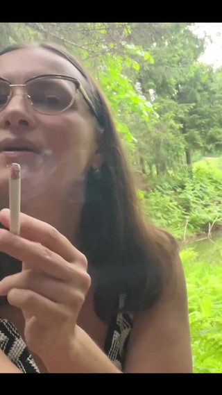 Crypto Mommy: Hey Babe! 오늘 나는 센트럴 파크에서 걷고 있었고 담배를 피우기 위해 앉았다.