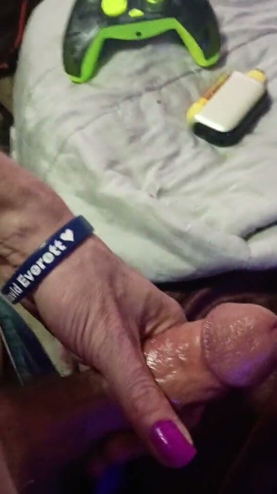 DeepthroatCumslut: Masturbazione solitaria con un grosso 3