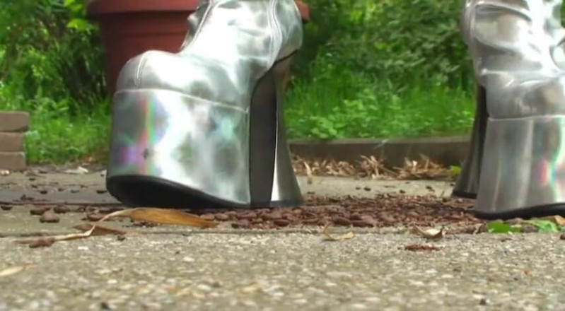 Foot Girls: บดขยี้ด้วยส้นสูงสีเงิน