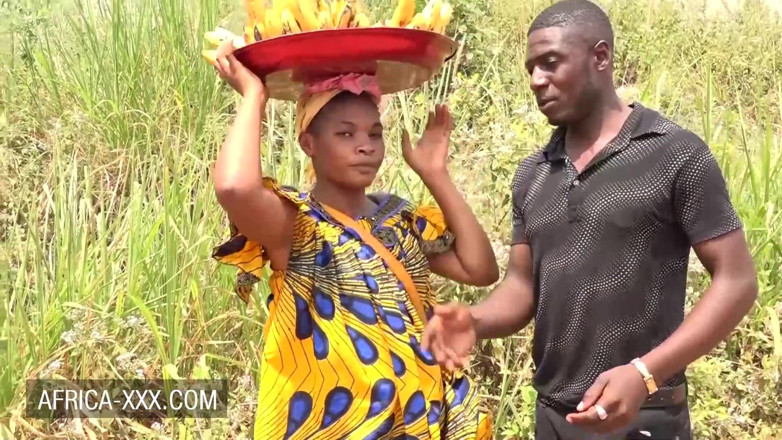 Africa-XXX: Murzynka sprzedawca bananów uwiodła na gorący seks
