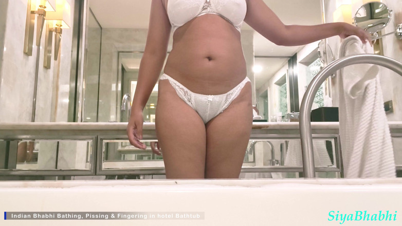 Vicky Siya: Indiana Siiya Bhabhi nua tomando banho, mijando e dedando na...