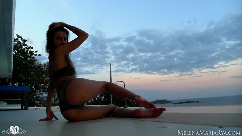 Melena Tara: Sensual nude provocando o pôr do sol