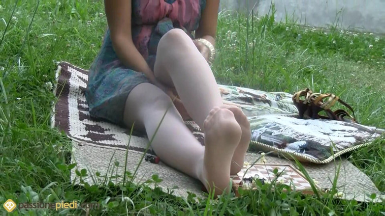 Foot Fetish HD: kaale baal vaali Barbara apni oonchi eri ke joote utaarti...