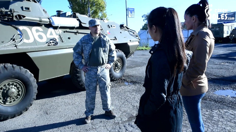 Czech Soles - foot fetish content: Duplo pé adoração pelo comandante do exército