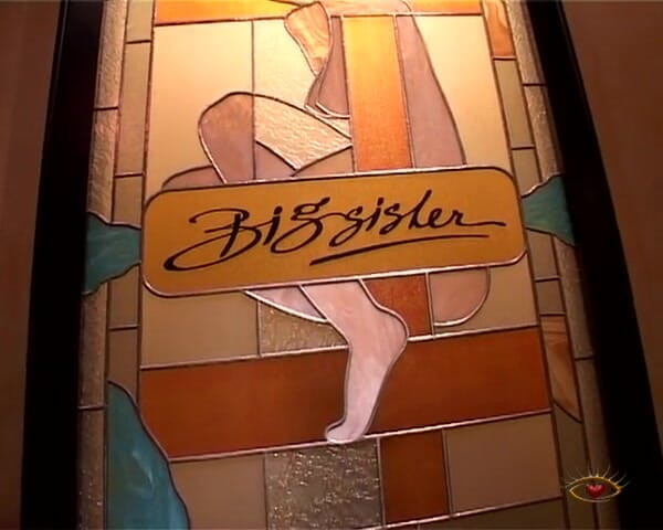 Big Sister: Pertunjukan striptis klub di bar