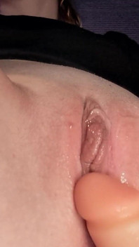 Doyumsuz melek zevkle çığlık atana kadar dildoyla oynuyor