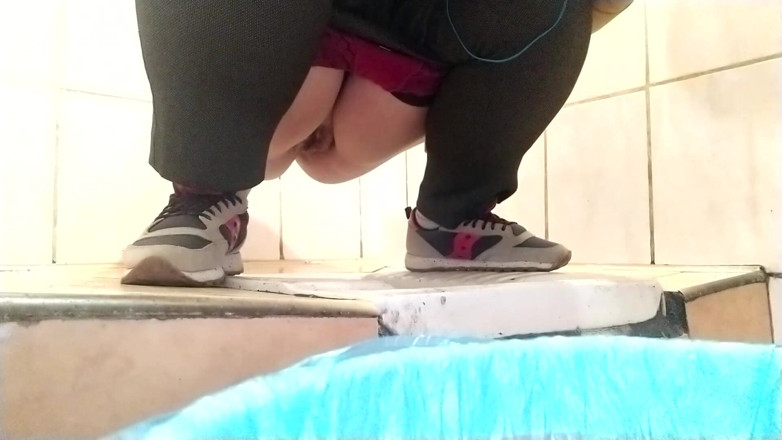 Elena: BBW MILF sika i wyciera swoją cipkę w toalecie