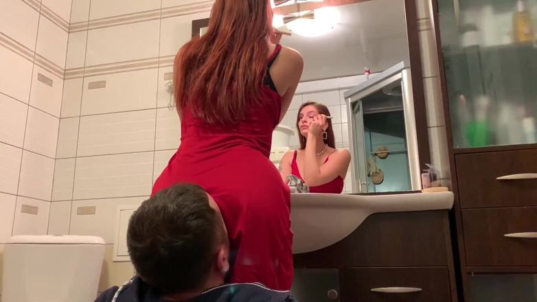 Petite Princesses Femdom: Puan Sofi dalam pakaian merah menggunakan hamba kerusi - abaikan femdom...