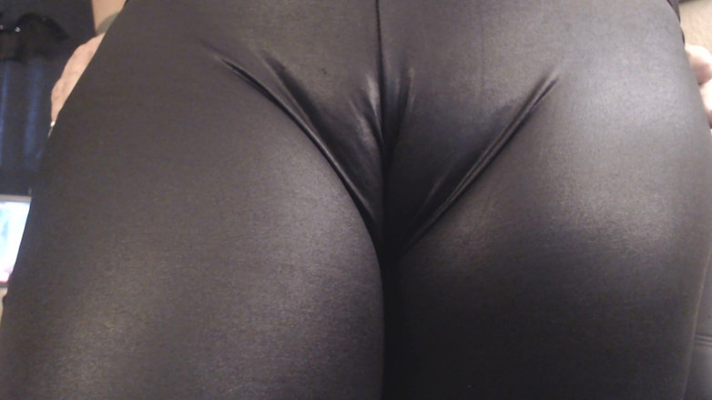 Abby Anna: PVC - couro como capô de fusca - closeup