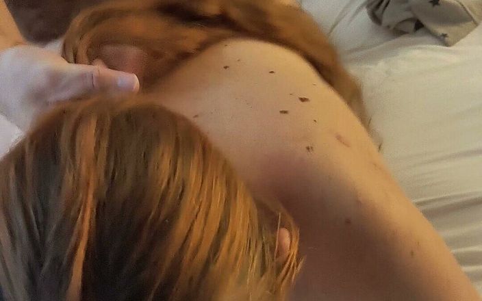 Red Queen: 自家製生の朝のセックス - スプーンでセックスし、騎乗し、その後、おっぱいを後背位で跳ね返して完成