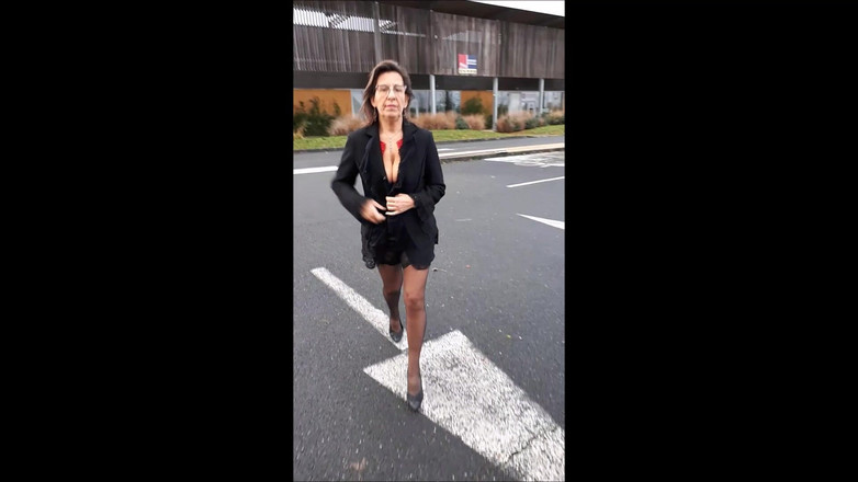 Intim422a: Noemie on Parking