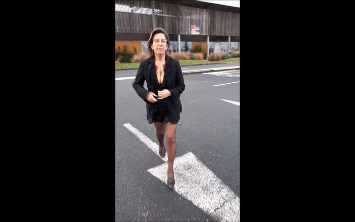 Intim422a: Noemie auf Parkplatz