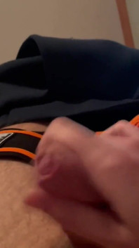 Honění v černých a oranžových jockstraps
