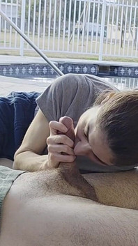 Sex oralny przy basenie
