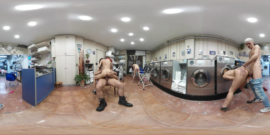 Thagson VR 360: 세탁물에서 그들은 매우 발정난 소녀들이 세탁실에 모여 옷을 벗고 씻을 You_some 위해 잘 만듭니다.