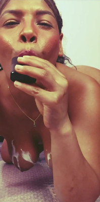 Ubbidire agli ordini del mio padrone fumando e succhiando il cazzo