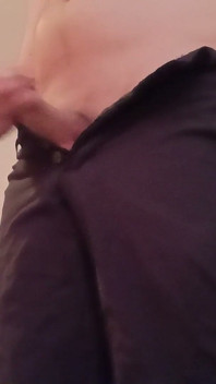 Masturbace v černých kraťasech