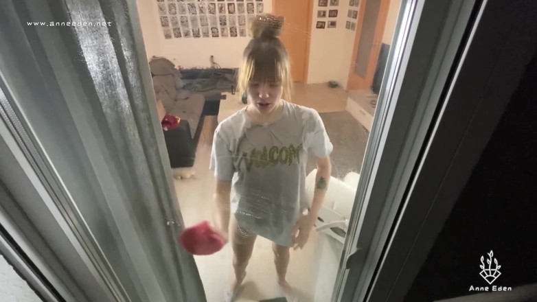 Anne Eden: Cum horny after scrubbing