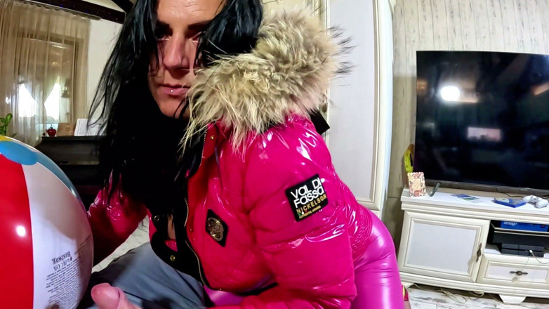 MilfyCalla: Fetiș cu mamă sexy dominantă roz cu bile pe plajă....