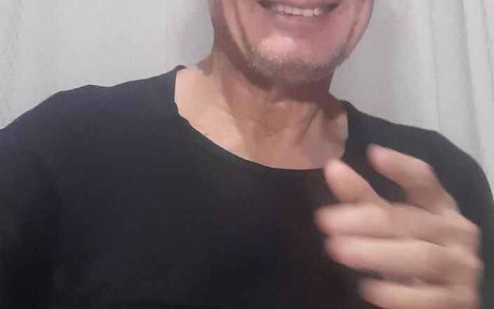 Big uncut hard cock: Piękny mężczyzna w koszulce i bieliźnie czeka rozebrać się, aby...