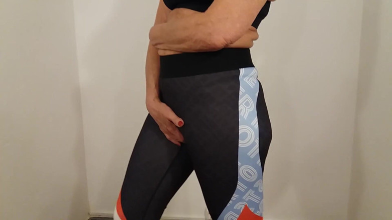 martinawest: Oma Draagt Strings En Leggings!