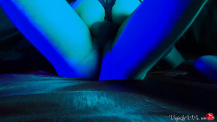Virgin Lux: seksi beb naachti hai, strip klab men bare land aur...