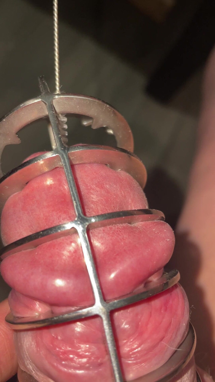 Slave guy: मूत्रमार्ग में बोतल ब्रश