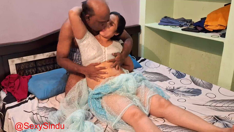 Sexy sindu: Une bhabhi indienne baise en sari avec un homme de 50...