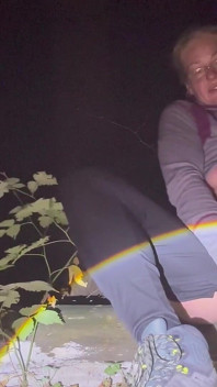 Masturbarse con carne luz en el bosque