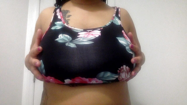 Veronikka Fierce: Une MILF noire se fait masser mes gros nichons