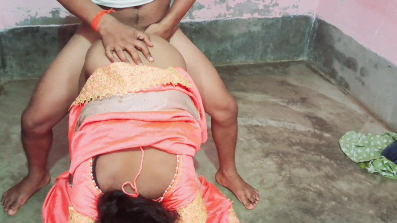 Trilokinath: Silki Sari Wali Bhabhi in het dorp, neuken pas getrouwde...