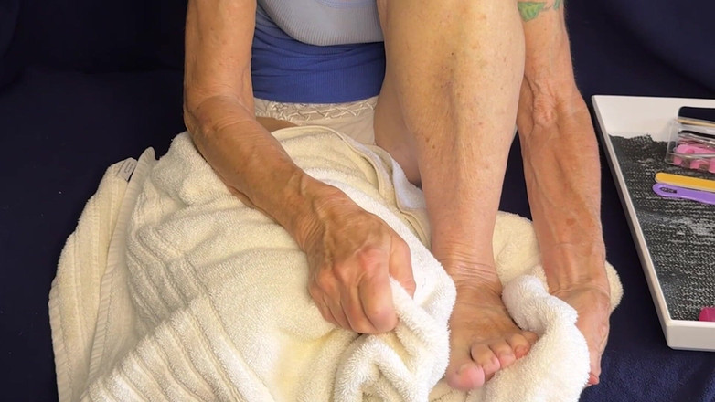 FromThisNight: Footbath, सेल्फ पेडीक्योर, नाखूनों की पेंटिंग, पैरों से चुदाई