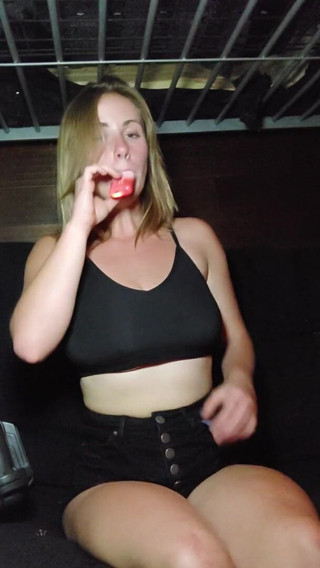 April Sparx: Grote tieten klein afval.